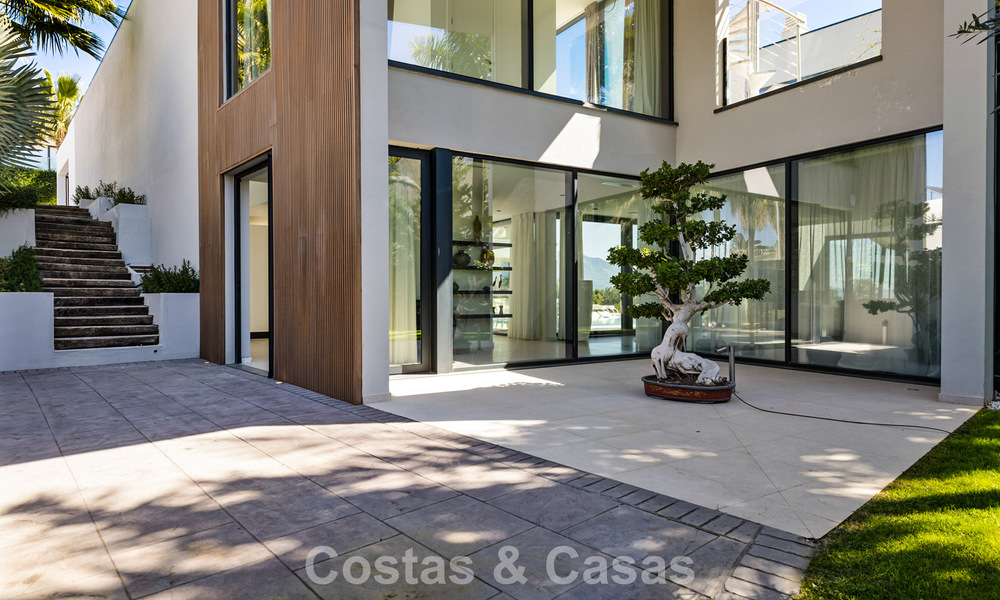 Instapklare, moderne villa te koop, grenzend aan de golfbaan in een begeerde villawijk van Marbella - Benahavis 778712