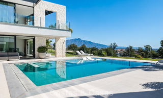 Instapklare, moderne villa te koop, grenzend aan de golfbaan in een begeerde villawijk van Marbella - Benahavis 778714 