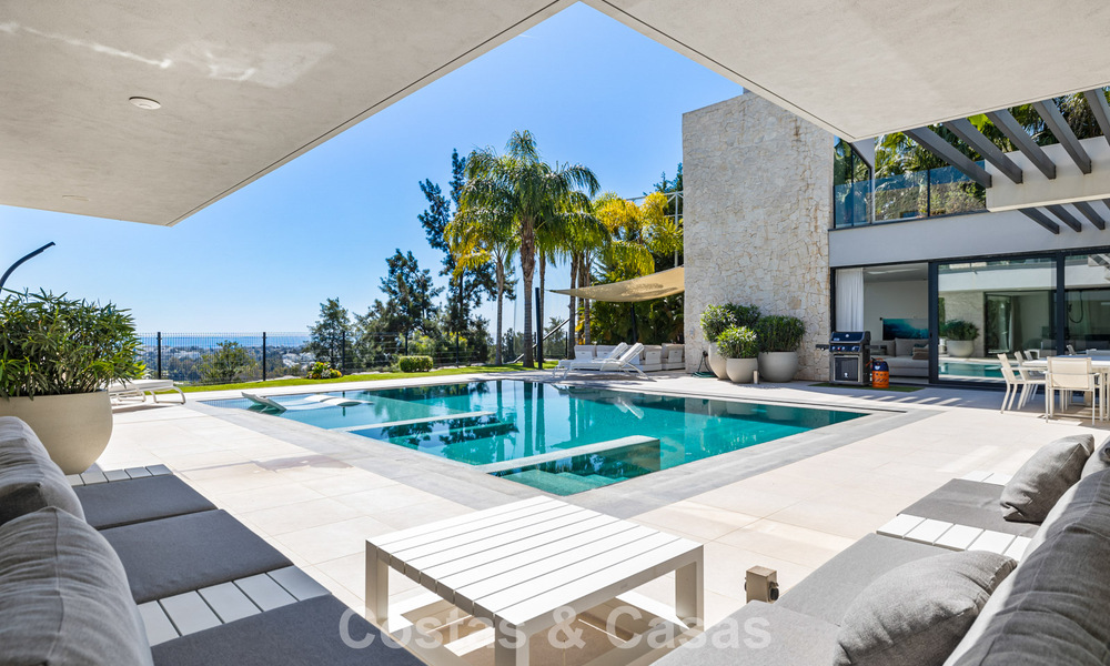 Instapklare, moderne villa te koop, grenzend aan de golfbaan in een begeerde villawijk van Marbella - Benahavis 778716