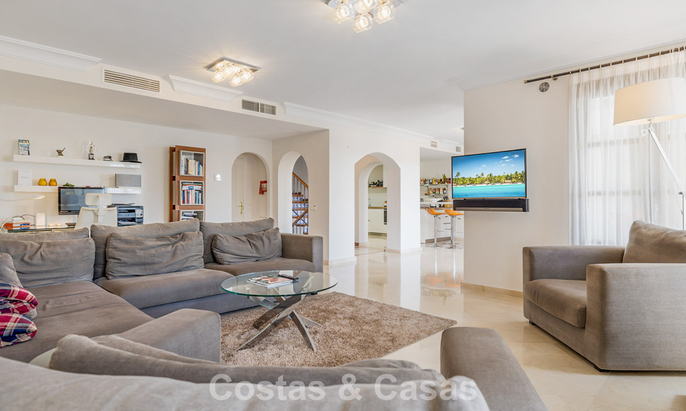 Ruim rijhuis te koop met zeezicht in een omheinde urbanisatie in de heuvels van Marbella - Benahavis 778928