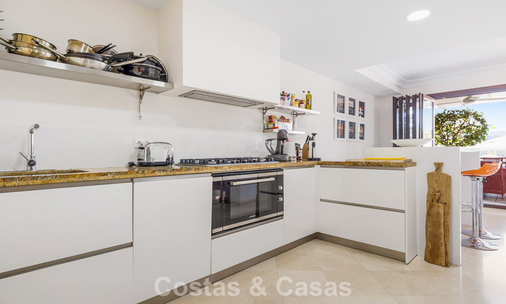 Ruim rijhuis te koop met zeezicht in een omheinde urbanisatie in de heuvels van Marbella - Benahavis 778932