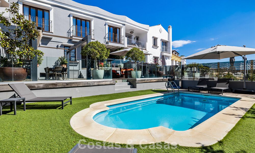 Ruim rijhuis te koop met zeezicht in een omheinde urbanisatie in de heuvels van Marbella - Benahavis 778941