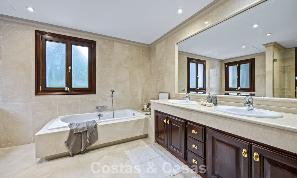 Luxueuze villa met unieke architectuur te koop omgeven door golfbanen in Benahavis - Marbella 778870