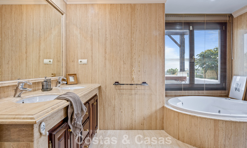 Luxueuze villa met unieke architectuur te koop omgeven door golfbanen in Benahavis - Marbella 778883