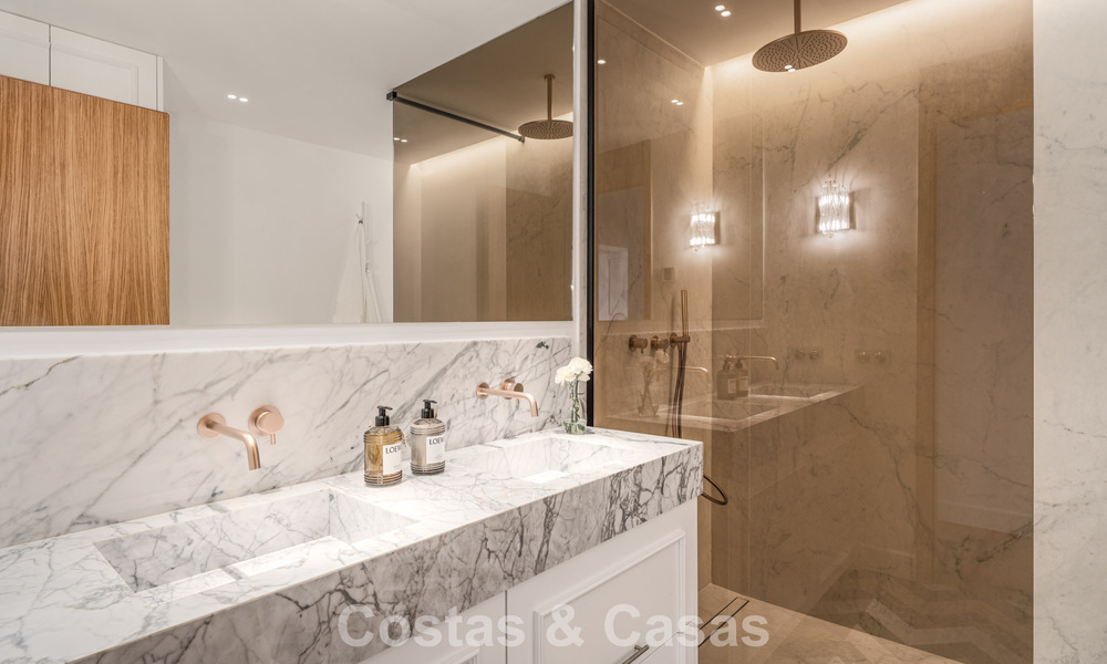Eersteklas gerenoveerd strandappartement met zeezicht te koop op de Golden Mile van Marbella 779042