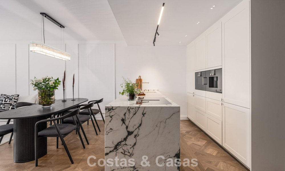 Eersteklas gerenoveerd strandappartement met zeezicht te koop op de Golden Mile van Marbella 779059