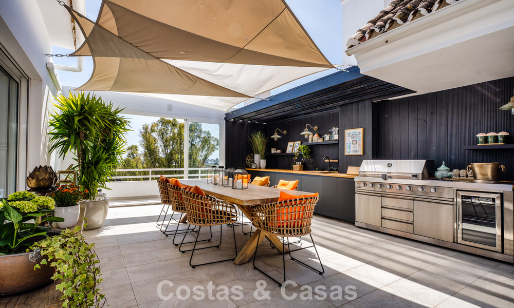 Eerstelijnsgolf penthouse met prachtig golf- en zeezicht te koop in een beveiligde gemeenschap van Nueva Andalucia, Marbella 779085