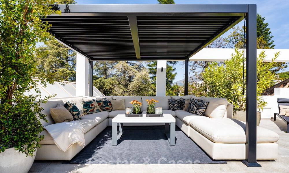 Eerstelijnsgolf penthouse met prachtig golf- en zeezicht te koop in een beveiligde gemeenschap van Nueva Andalucia, Marbella 779087