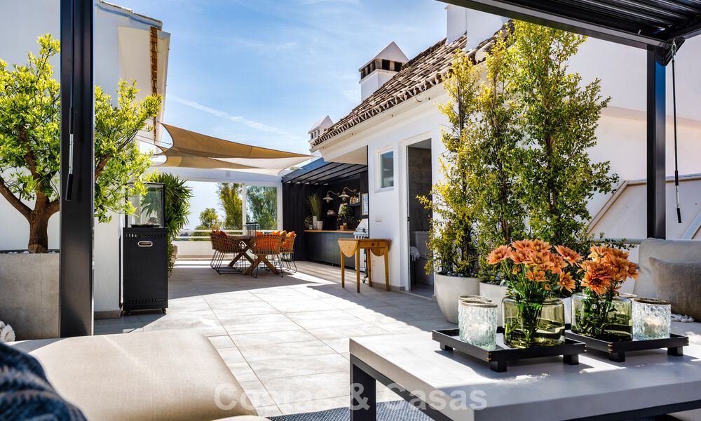 Eerstelijnsgolf penthouse met prachtig golf- en zeezicht te koop in een beveiligde gemeenschap van Nueva Andalucia, Marbella 779088