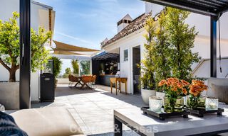 Eerstelijnsgolf penthouse met prachtig golf- en zeezicht te koop in een beveiligde gemeenschap van Nueva Andalucia, Marbella 779088 