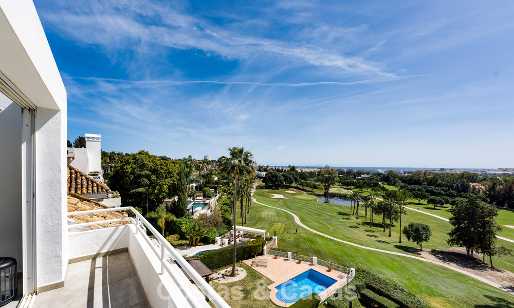 Eerstelijnsgolf penthouse met prachtig golf- en zeezicht te koop in een beveiligde gemeenschap van Nueva Andalucia, Marbella 779089