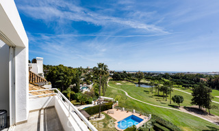 Eerstelijnsgolf penthouse met prachtig golf- en zeezicht te koop in een beveiligde gemeenschap van Nueva Andalucia, Marbella 779089 