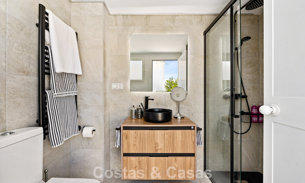 Eerstelijnsgolf penthouse met prachtig golf- en zeezicht te koop in een beveiligde gemeenschap van Nueva Andalucia, Marbella 779090
