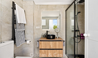 Eerstelijnsgolf penthouse met prachtig golf- en zeezicht te koop in een beveiligde gemeenschap van Nueva Andalucia, Marbella 779090 