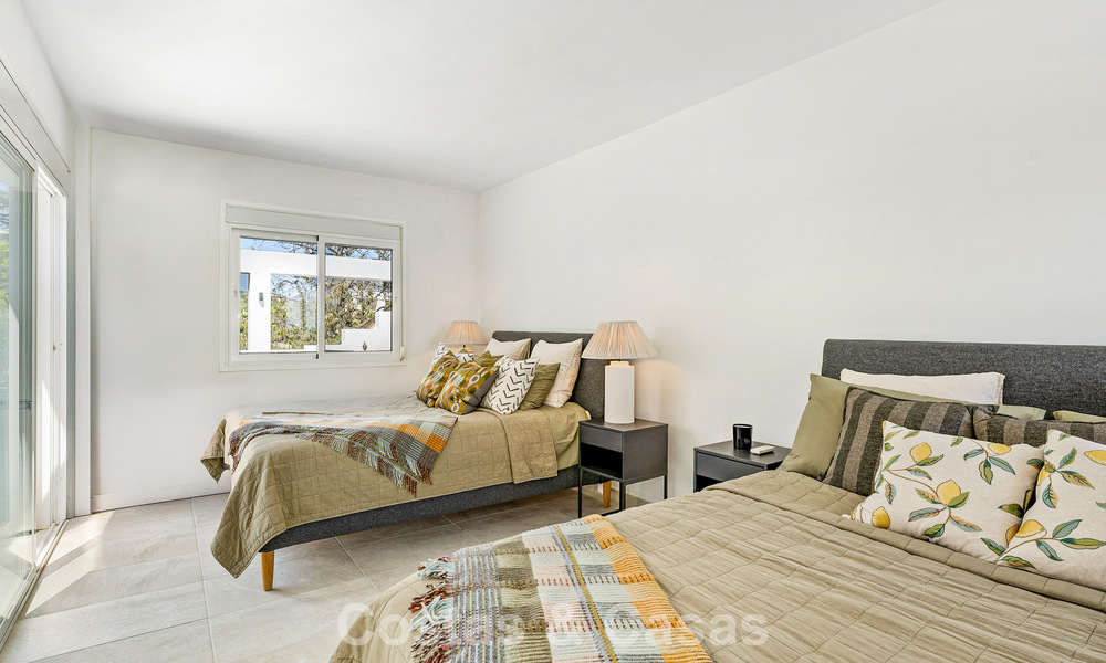 Eerstelijnsgolf penthouse met prachtig golf- en zeezicht te koop in een beveiligde gemeenschap van Nueva Andalucia, Marbella 779091