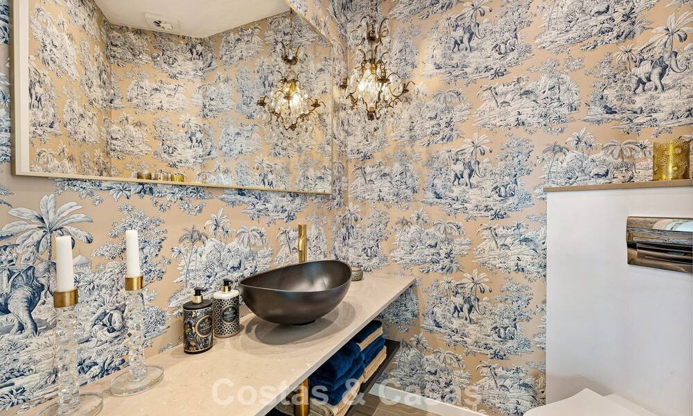 Eerstelijnsgolf penthouse met prachtig golf- en zeezicht te koop in een beveiligde gemeenschap van Nueva Andalucia, Marbella 779092