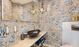 Eerstelijnsgolf penthouse met prachtig golf- en zeezicht te koop in een beveiligde gemeenschap van Nueva Andalucia, Marbella 779092 