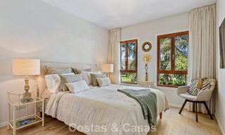 Eerstelijnsgolf penthouse met prachtig golf- en zeezicht te koop in een beveiligde gemeenschap van Nueva Andalucia, Marbella 779093 