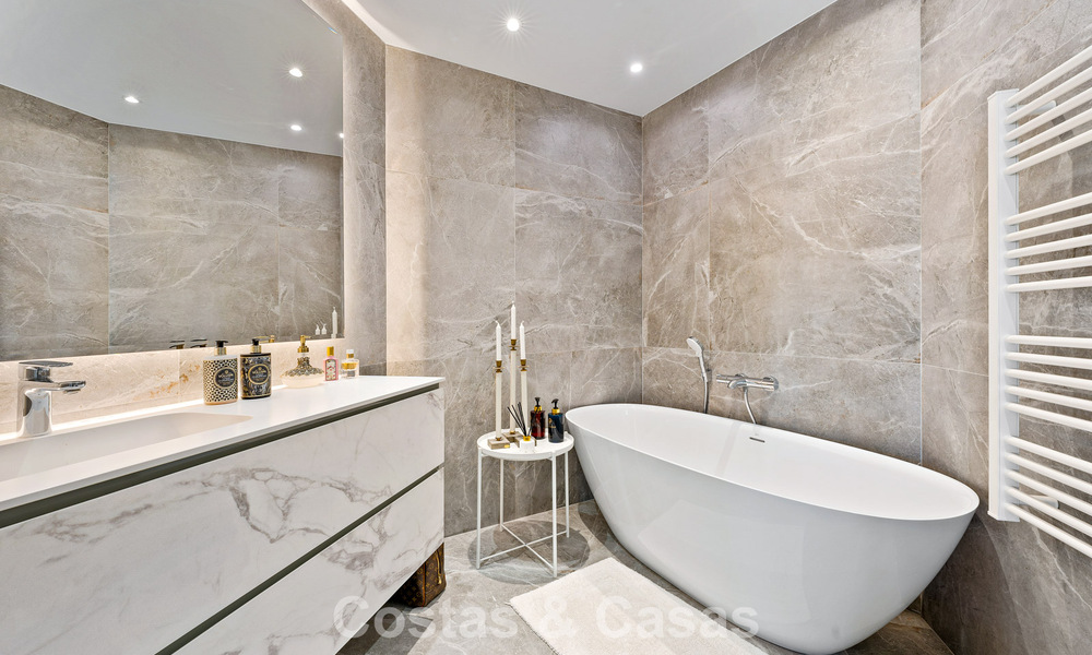 Eerstelijnsgolf penthouse met prachtig golf- en zeezicht te koop in een beveiligde gemeenschap van Nueva Andalucia, Marbella 779094