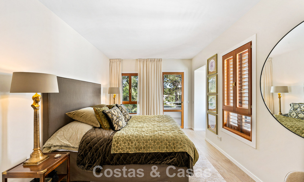 Eerstelijnsgolf penthouse met prachtig golf- en zeezicht te koop in een beveiligde gemeenschap van Nueva Andalucia, Marbella 779095