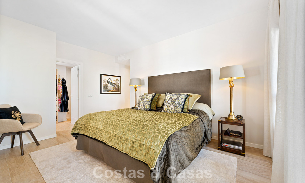 Eerstelijnsgolf penthouse met prachtig golf- en zeezicht te koop in een beveiligde gemeenschap van Nueva Andalucia, Marbella 779096