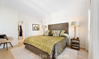 Eerstelijnsgolf penthouse met prachtig golf- en zeezicht te koop in een beveiligde gemeenschap van Nueva Andalucia, Marbella 779096 