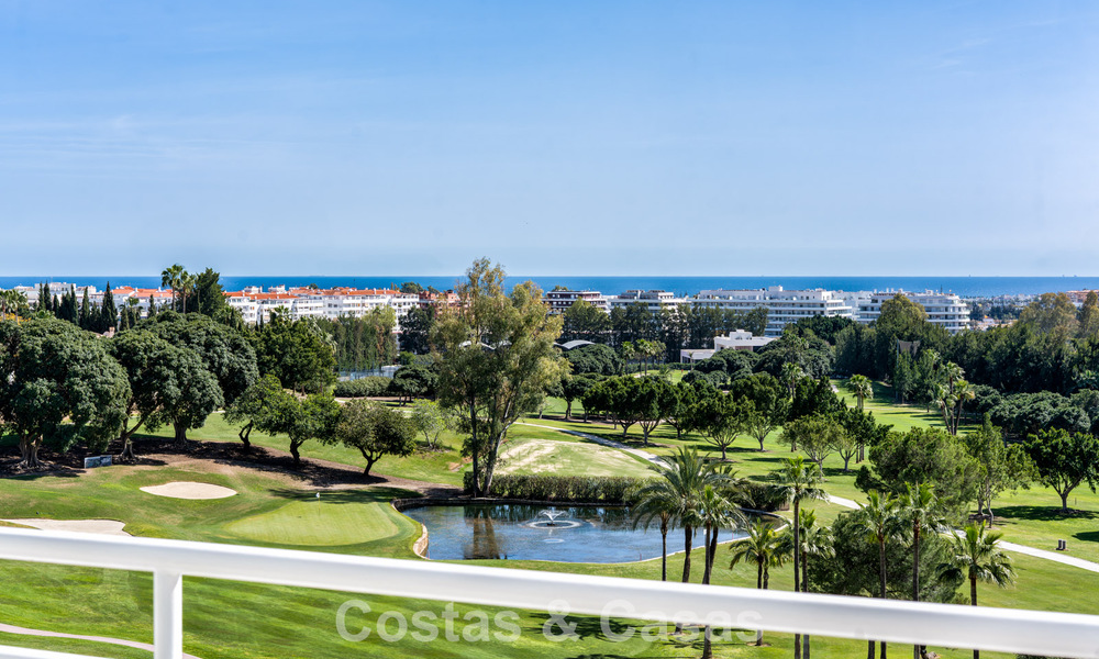 Eerstelijnsgolf penthouse met prachtig golf- en zeezicht te koop in een beveiligde gemeenschap van Nueva Andalucia, Marbella 779098
