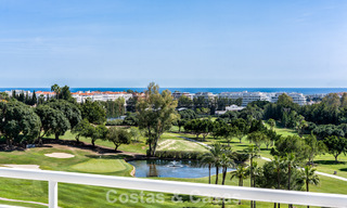 Eerstelijnsgolf penthouse met prachtig golf- en zeezicht te koop in een beveiligde gemeenschap van Nueva Andalucia, Marbella 779098 