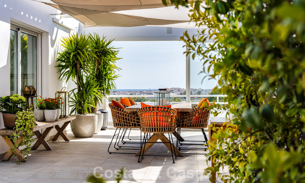 Eerstelijnsgolf penthouse met prachtig golf- en zeezicht te koop in een beveiligde gemeenschap van Nueva Andalucia, Marbella 779099