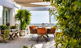 Eerstelijnsgolf penthouse met prachtig golf- en zeezicht te koop in een beveiligde gemeenschap van Nueva Andalucia, Marbella 779099 