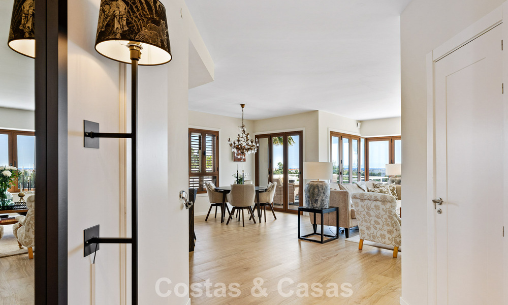 Eerstelijnsgolf penthouse met prachtig golf- en zeezicht te koop in een beveiligde gemeenschap van Nueva Andalucia, Marbella 779100
