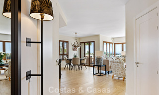 Eerstelijnsgolf penthouse met prachtig golf- en zeezicht te koop in een beveiligde gemeenschap van Nueva Andalucia, Marbella 779100 