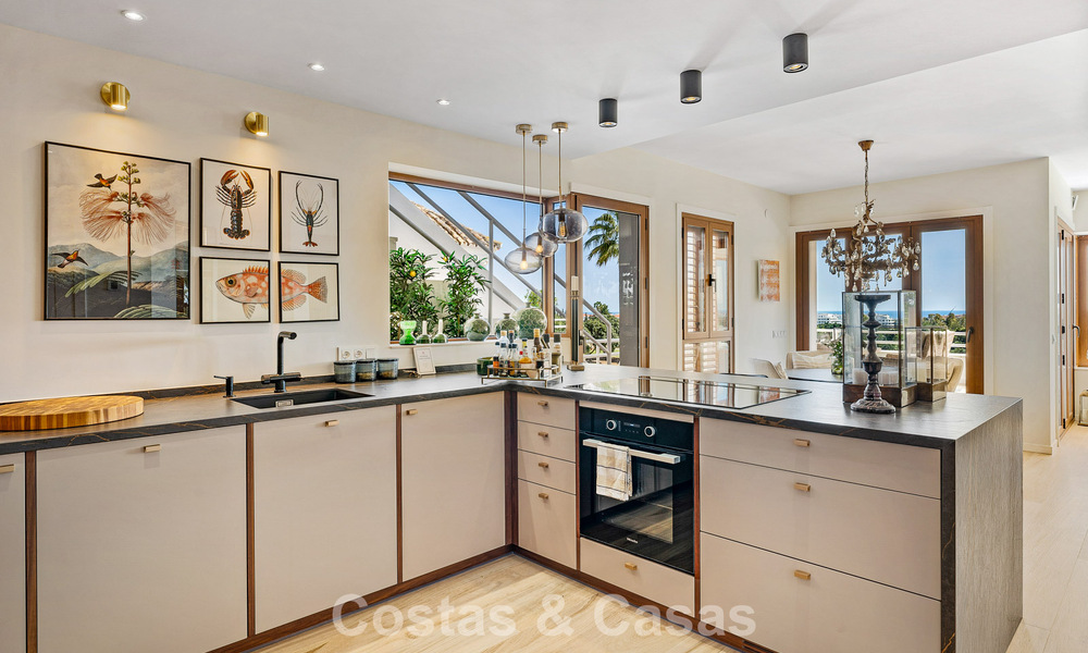 Eerstelijnsgolf penthouse met prachtig golf- en zeezicht te koop in een beveiligde gemeenschap van Nueva Andalucia, Marbella 779101