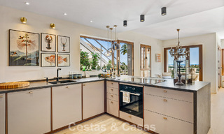 Eerstelijnsgolf penthouse met prachtig golf- en zeezicht te koop in een beveiligde gemeenschap van Nueva Andalucia, Marbella 779101 