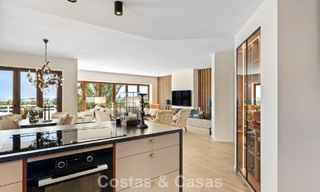 Eerstelijnsgolf penthouse met prachtig golf- en zeezicht te koop in een beveiligde gemeenschap van Nueva Andalucia, Marbella 779102 