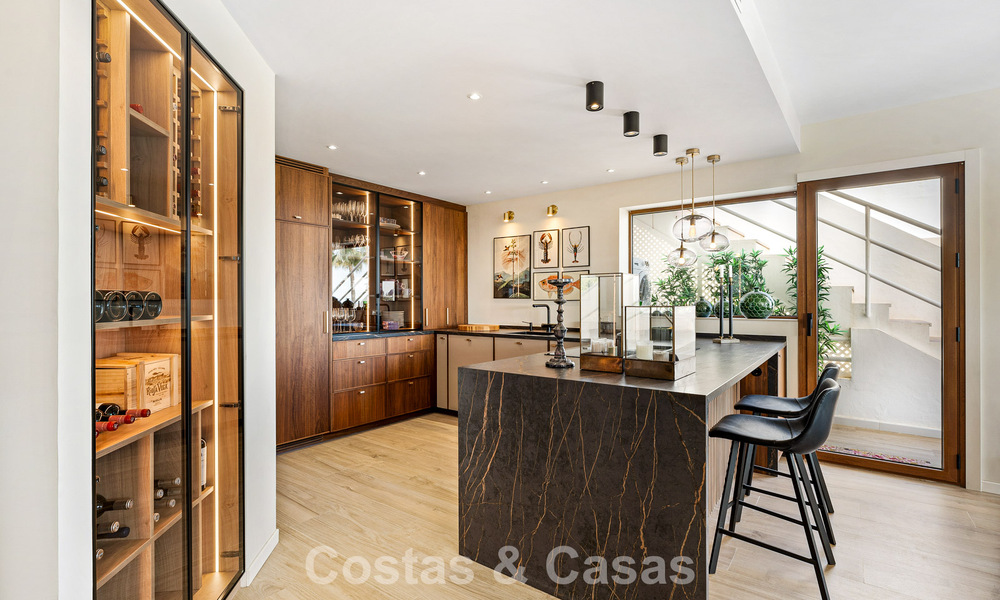 Eerstelijnsgolf penthouse met prachtig golf- en zeezicht te koop in een beveiligde gemeenschap van Nueva Andalucia, Marbella 779103