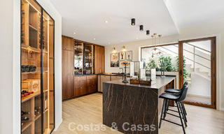 Eerstelijnsgolf penthouse met prachtig golf- en zeezicht te koop in een beveiligde gemeenschap van Nueva Andalucia, Marbella 779103 