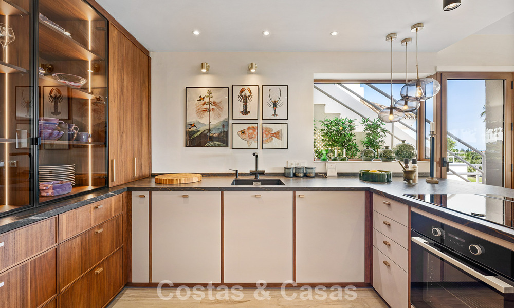 Eerstelijnsgolf penthouse met prachtig golf- en zeezicht te koop in een beveiligde gemeenschap van Nueva Andalucia, Marbella 779104