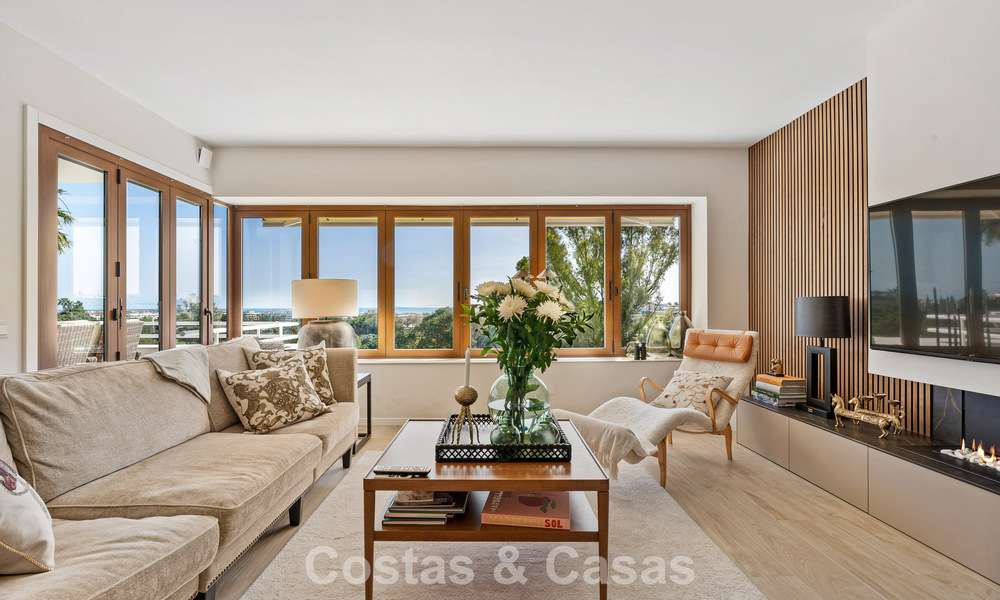 Eerstelijnsgolf penthouse met prachtig golf- en zeezicht te koop in een beveiligde gemeenschap van Nueva Andalucia, Marbella 779105