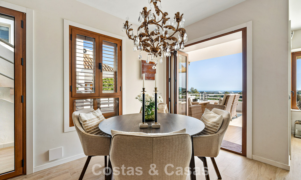 Eerstelijnsgolf penthouse met prachtig golf- en zeezicht te koop in een beveiligde gemeenschap van Nueva Andalucia, Marbella 779106