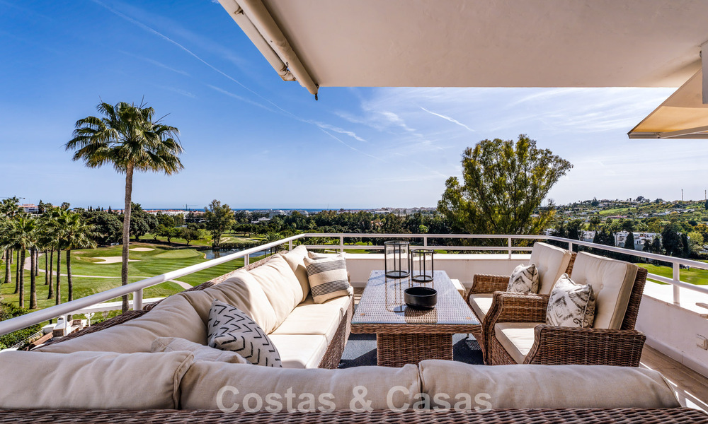 Eerstelijnsgolf penthouse met prachtig golf- en zeezicht te koop in een beveiligde gemeenschap van Nueva Andalucia, Marbella 779108