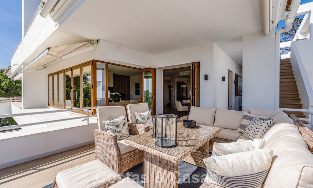 Eerstelijnsgolf penthouse met prachtig golf- en zeezicht te koop in een beveiligde gemeenschap van Nueva Andalucia, Marbella 779109