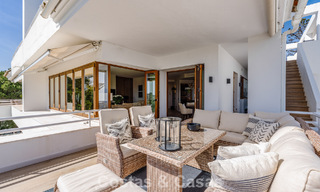 Eerstelijnsgolf penthouse met prachtig golf- en zeezicht te koop in een beveiligde gemeenschap van Nueva Andalucia, Marbella 779109 