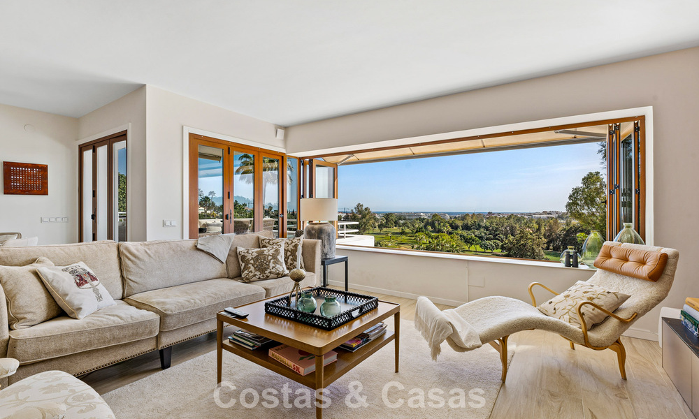 Eerstelijnsgolf penthouse met prachtig golf- en zeezicht te koop in een beveiligde gemeenschap van Nueva Andalucia, Marbella 779110