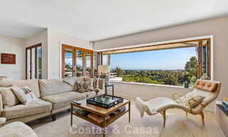 Eerstelijnsgolf penthouse met prachtig golf- en zeezicht te koop in een beveiligde gemeenschap van Nueva Andalucia, Marbella 779110 