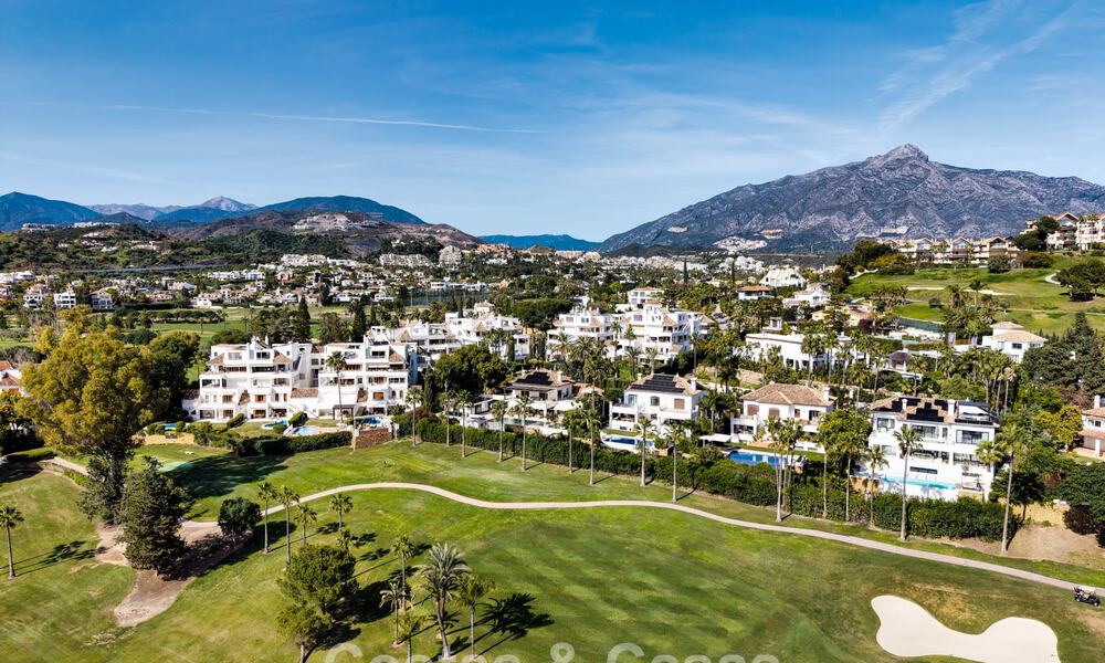 Eerstelijnsgolf penthouse met prachtig golf- en zeezicht te koop in een beveiligde gemeenschap van Nueva Andalucia, Marbella 779111
