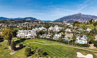 Eerstelijnsgolf penthouse met prachtig golf- en zeezicht te koop in een beveiligde gemeenschap van Nueva Andalucia, Marbella 779111 