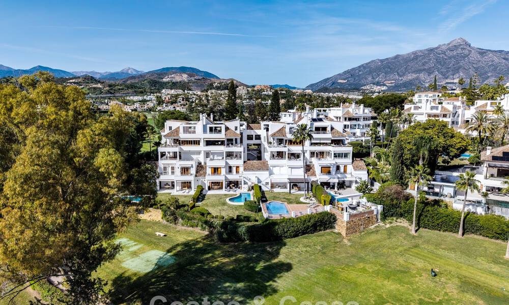 Eerstelijnsgolf penthouse met prachtig golf- en zeezicht te koop in een beveiligde gemeenschap van Nueva Andalucia, Marbella 779112