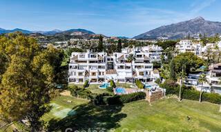 Eerstelijnsgolf penthouse met prachtig golf- en zeezicht te koop in een beveiligde gemeenschap van Nueva Andalucia, Marbella 779112 