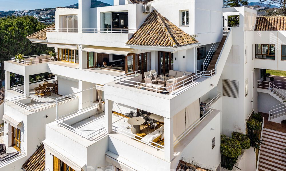 Eerstelijnsgolf penthouse met prachtig golf- en zeezicht te koop in een beveiligde gemeenschap van Nueva Andalucia, Marbella 779113